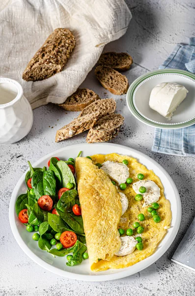 Biyolojik Sağlıklı Yiyecekler Salatalı Taze Omlet Kepekli Ekmek Peynir — Stok fotoğraf