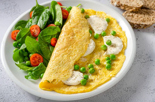 Bio Heathy Food Verse Omelet Met Salade Volkoren Brood Kaas — Stockfoto