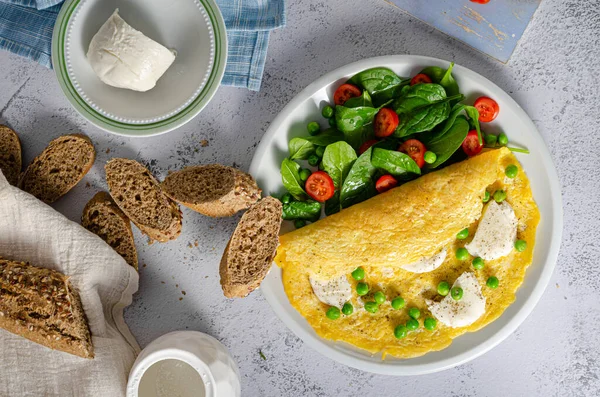 Bio Heathy Food Verse Omelet Met Salade Volkoren Brood Kaas — Stockfoto