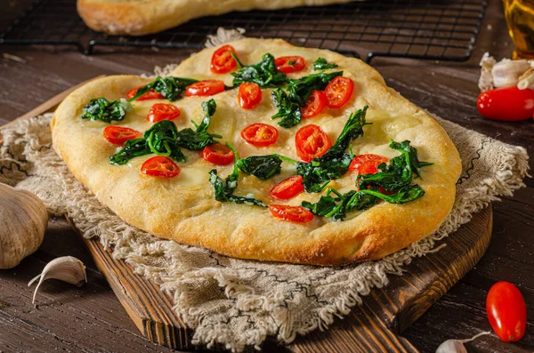 Delicious Foccaccia Baby Spinach Garlic Cherry Tomatoes — Stock Photo, Image