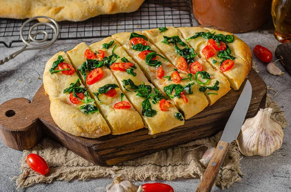 Foccaccia Delicioso Com Espinafre Bebê Alho Tomate Cereja — Fotografia de Stock