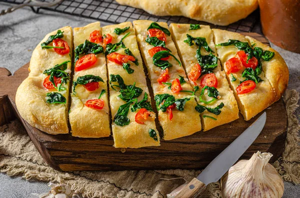 Delicious Foccaccia Baby Spinach Garlic Cherry Tomatoes — Stock Photo, Image