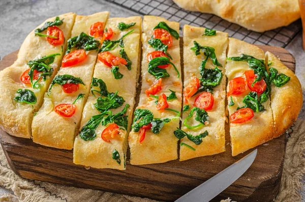 Köstliche Foccaccia Mit Baby Spinat Knoblauch Und Kirschtomaten — Stockfoto