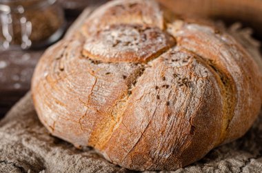 Lezzetli ve sade kimyon ve biraz sarımsaklı ekmek.