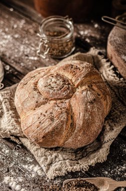 Lezzetli ve sade kimyon ve biraz sarımsaklı ekmek.