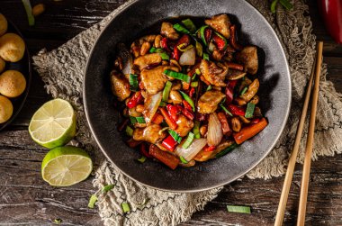 Tavuk, sebze ve fındıklı orijinal tarif.