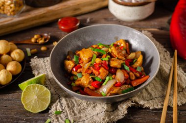 Tavuk, sebze ve fındıklı orijinal tarif.