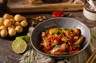 Tavuk, sebze ve fındıklı orijinal tarif.