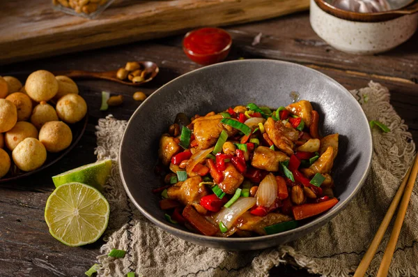 Originalrezept Mit Huhn Gemüse Und Nüssen — Stockfoto