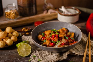 Tavuk, sebze ve fındıklı orijinal tarif.