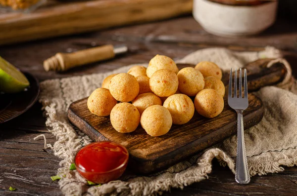 Croquetas Redondeadas Con Salsa Picante Queso — Foto de Stock