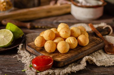 Sıcak soslu ve peynirli yuvarlak kroketler.
