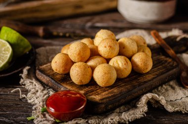 Sıcak soslu ve peynirli yuvarlak kroketler.