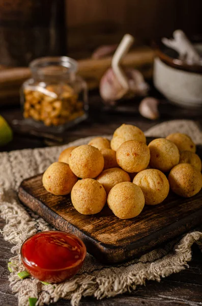 Croquetas Redondeadas Con Salsa Picante Queso — Foto de Stock