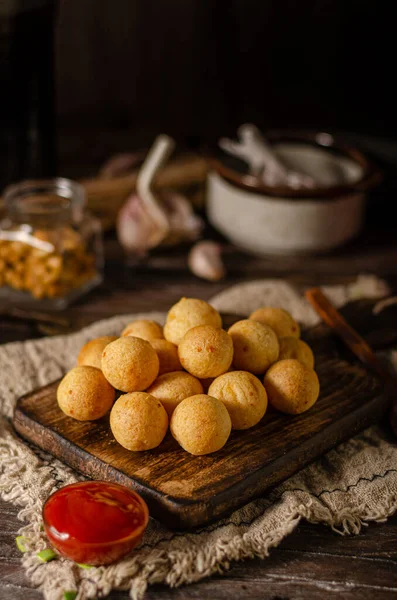 Croquetas Redondeadas Con Salsa Picante Queso — Foto de Stock