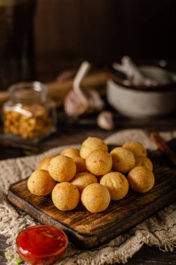 Sıcak soslu ve peynirli yuvarlak kroketler.