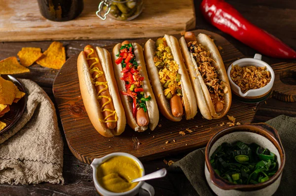 Deliciosos Sencillos Hot Dogs Con Mostaza Pimienta Cebolla Nachos —  Fotos de Stock