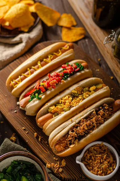 Lahodné Jednoduché Hot Dogy Hořčicí Pepřem Cibulí Nachos — Stock fotografie