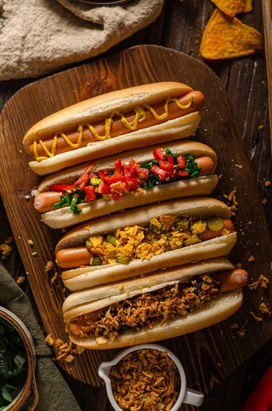 Pyszne Proste Hot Dogi Musztardą Pieprzem Cebulą Nachos — Zdjęcie stockowe