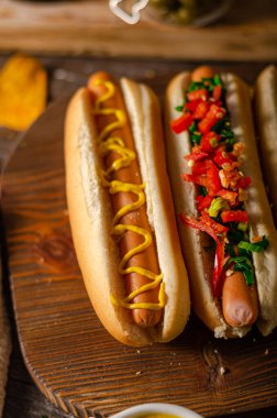 Hardallı, biberli, soğanlı ve sosisli sandviç.