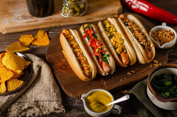 Deliziosi Semplici Hot Dog Con Senape Pepe Cipolla Nachos — Foto Stock
