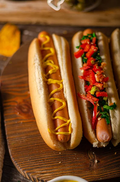 Lahodné Jednoduché Hot Dogy Hořčicí Pepřem Cibulí Nachos — Stock fotografie