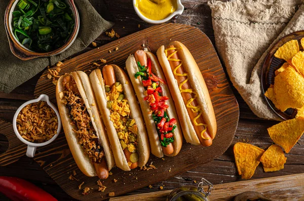 Deliciosos Sencillos Hot Dogs Con Mostaza Pimienta Cebolla Nachos —  Fotos de Stock