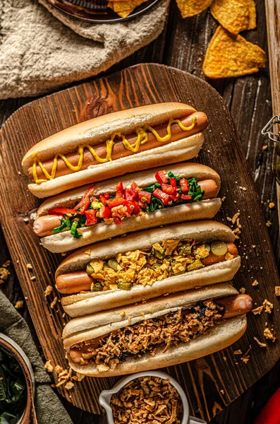 Finom Egyszerű Hot Dog Mustárral Borssal Hagymával Nachosszal — Stock Fotó