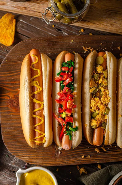 Deliciosos Sencillos Hot Dogs Con Mostaza Pimienta Cebolla Nachos — Foto de Stock