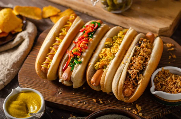 Finom Egyszerű Hot Dog Mustárral Borssal Hagymával Nachosszal — Stock Fotó