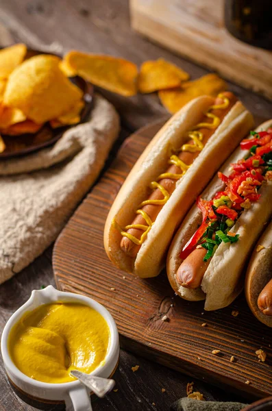 Leckere Und Einfache Hot Dogs Mit Senf Pfeffer Zwiebeln Und — Stockfoto