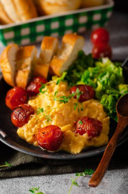 Salata ve sebzeli leziz protein yemekleri.