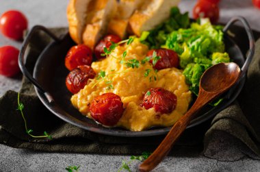 Salata ve sebzeli leziz protein yemekleri.