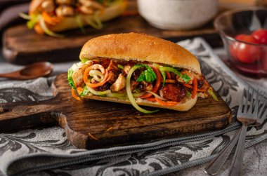 Soğanlı ve sebzeli leziz tavuk.