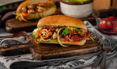 Soğanlı ve sebzeli leziz tavuk.