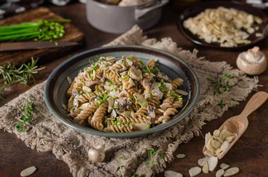 Mantarlı, otlu ve badem dilimli orijinal kremalı makarna.