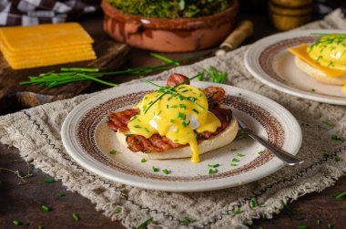 Domuz pastırmalı, çedar peynirli, otlu ve hollandaise soslu organik yumurta.
