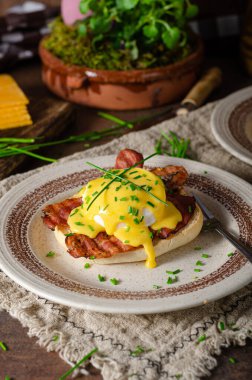 Domuz pastırmalı, çedar peynirli, otlu ve hollandaise soslu organik yumurta.