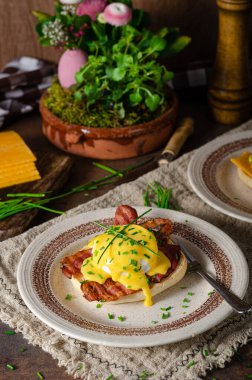 Domuz pastırmalı, çedar peynirli, otlu ve hollandaise soslu organik yumurta.