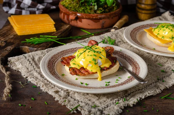 Domuz pastırmalı, çedar peynirli, otlu ve hollandaise soslu organik yumurta.