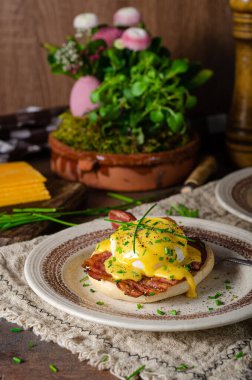 Domuz pastırmalı, çedar peynirli, otlu ve hollandaise soslu organik yumurta.