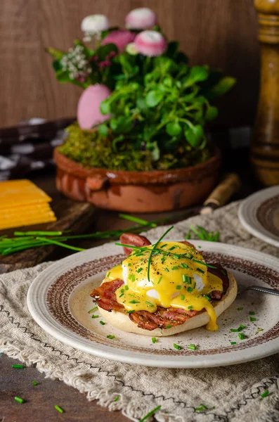 Domuz pastırmalı, çedar peynirli, otlu ve hollandaise soslu organik yumurta.