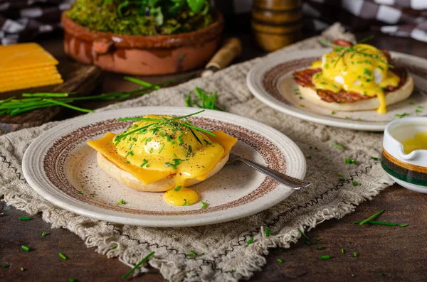 Domuz pastırmalı, çedar peynirli, otlu ve hollandaise soslu organik yumurta.