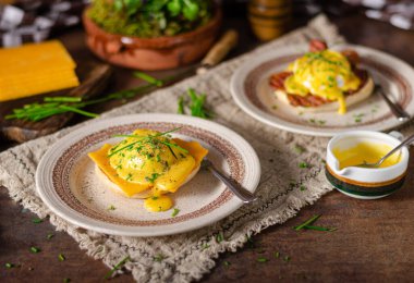 Domuz pastırmalı, çedar peynirli, otlu ve hollandaise soslu organik yumurta.