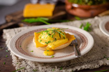 Domuz pastırmalı, çedar peynirli, otlu ve hollandaise soslu organik yumurta.