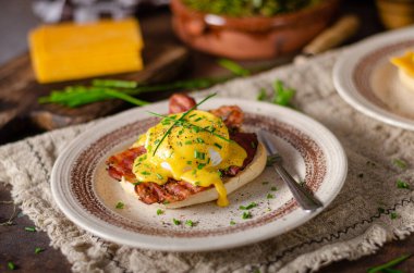 Domuz pastırmalı, çedar peynirli, otlu ve hollandaise soslu organik yumurta.