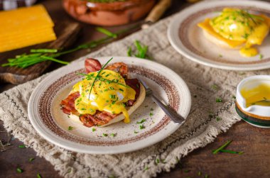 Domuz pastırmalı, çedar peynirli, otlu ve hollandaise soslu organik yumurta.