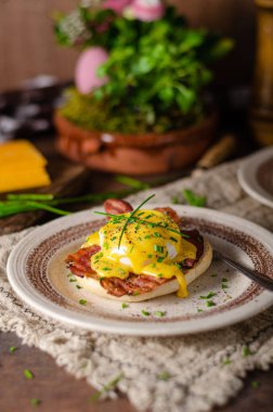 Domuz pastırmalı, çedar peynirli, otlu ve hollandaise soslu organik yumurta.