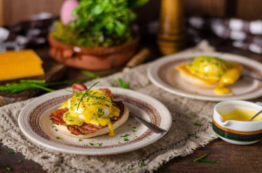 Domuz pastırmalı, çedar peynirli, otlu ve hollandaise soslu organik yumurta.