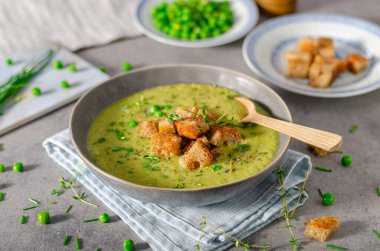 Lezzetli sızıntı çorbası, taze bezelye ve kızarmış ekmek.